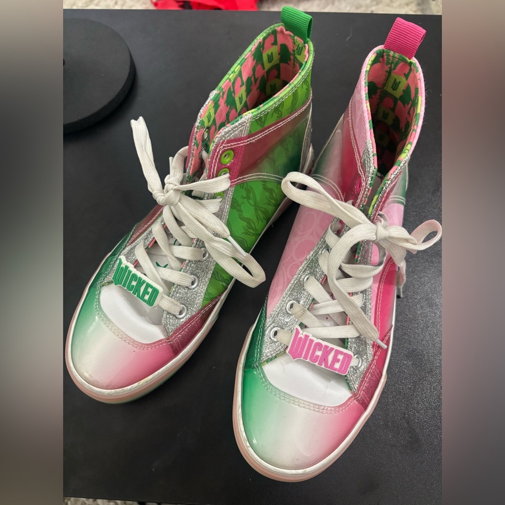 Wicked High-Top Sneakers Pink Green Women’s Size 10 Logo Glinda Elphaba